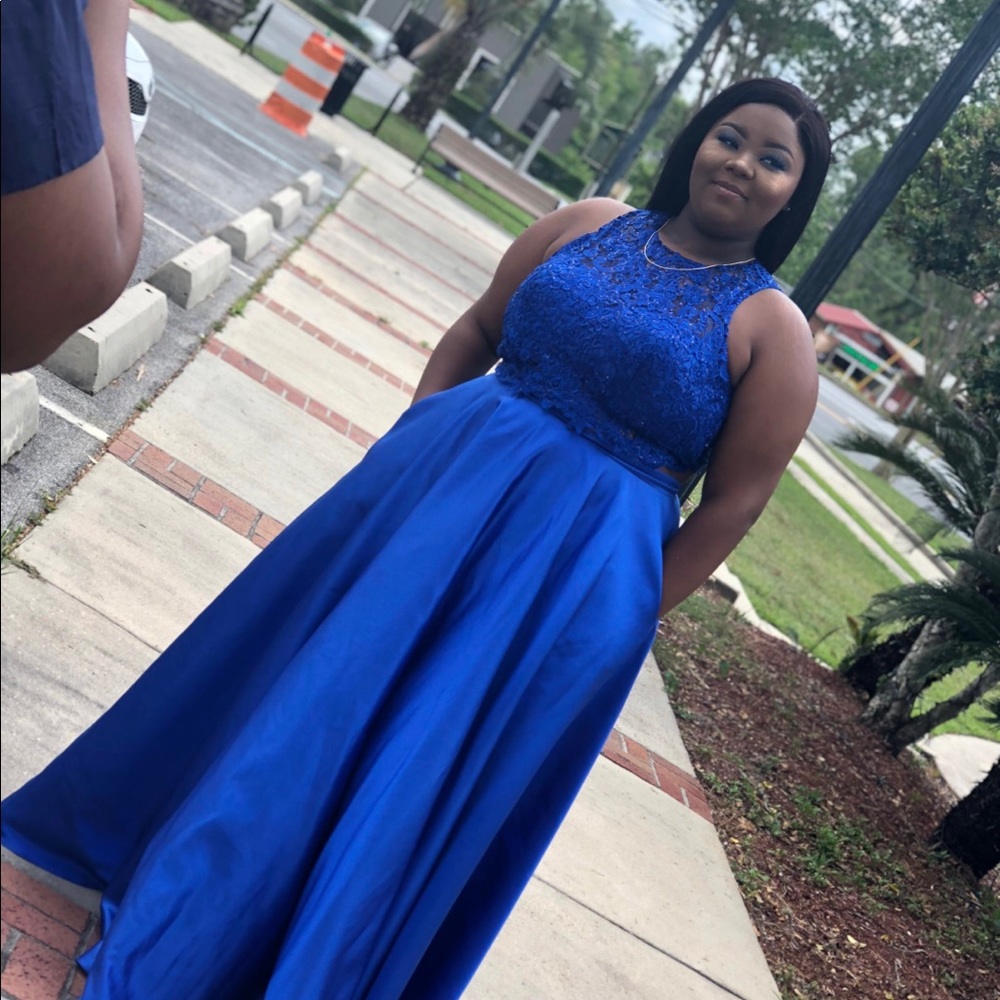 Prom dresses - Picture 2 of 2